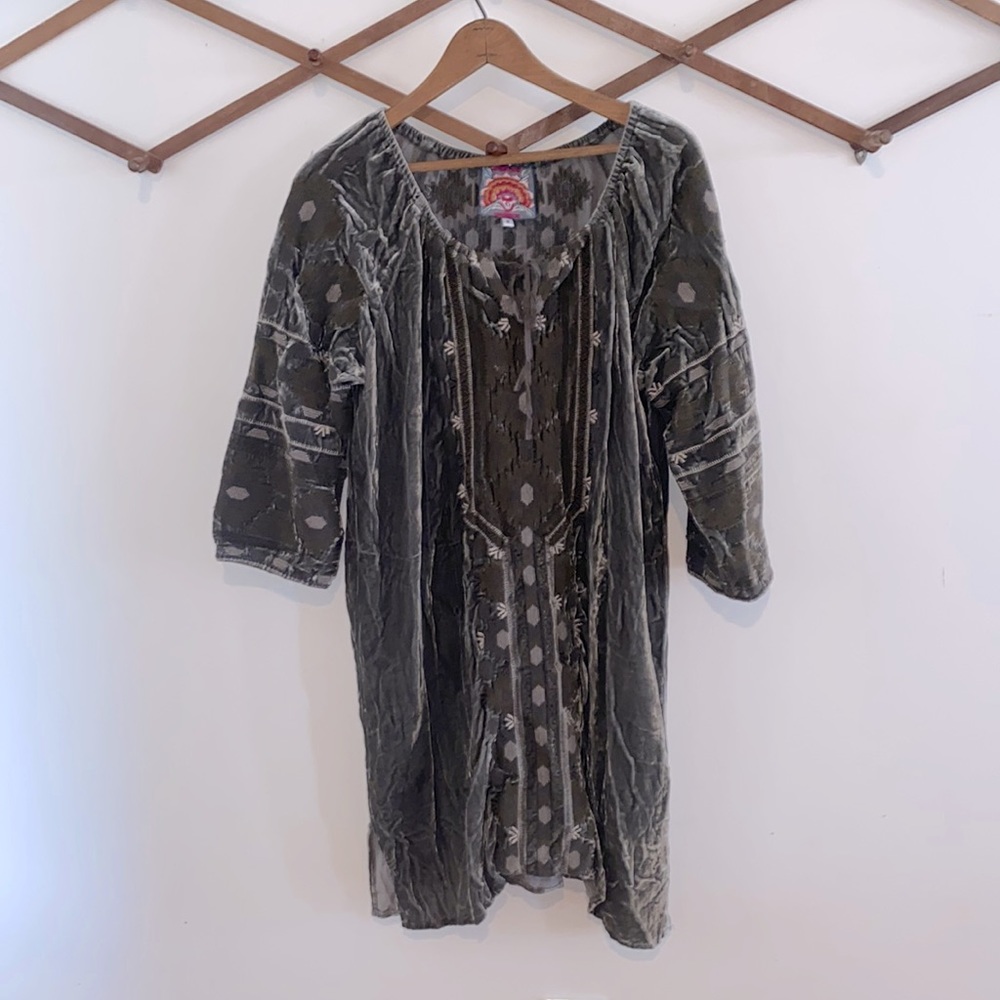 Johnny Was tunic embroidered M velvet